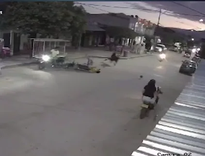 caballo desbocado tumbó a motociclista