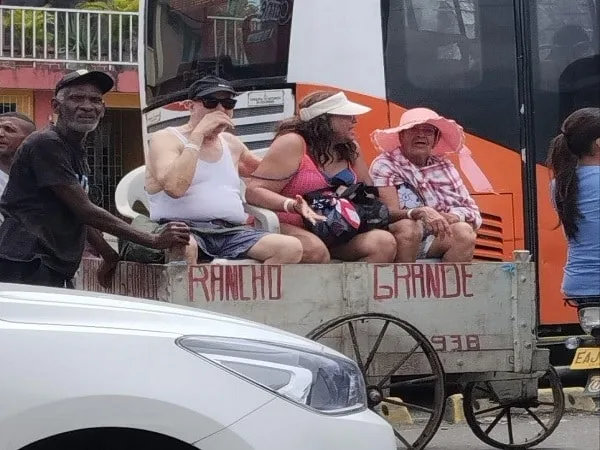Turistas paseándose en carretilla en Cartagena.