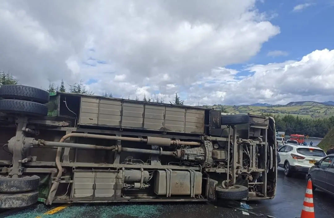 Bus escolar colisiono en el kilómetro 72, sector La Cobra Negra con 11 menores abordo.