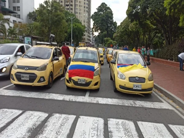 "No nos vamos a mover" y llevarán ollas: taxistas en Cali en el CAM por precio de la gasolina y app de transporte