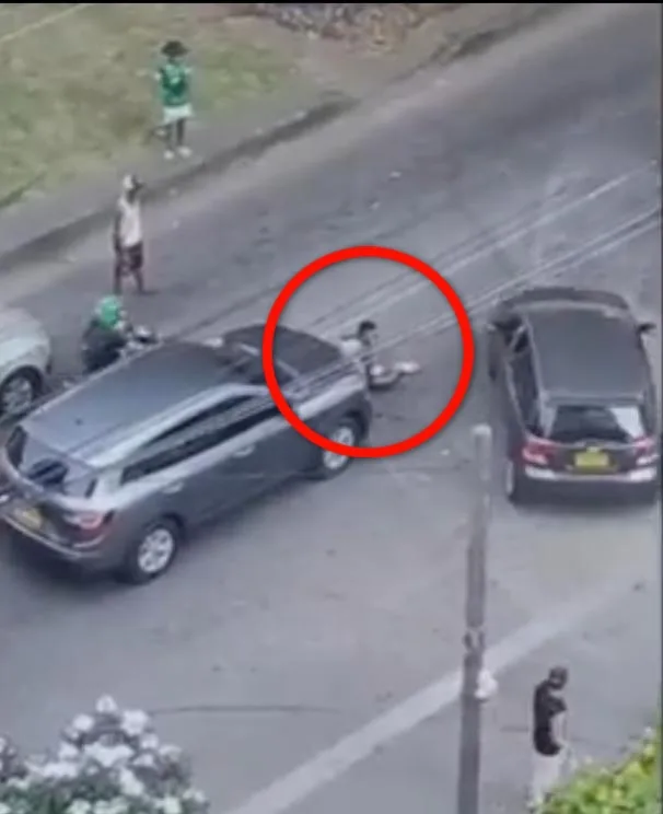 Hasta se sientan para impedir el paso de los vehículos: 'reguladores viales' en la Roosevelt, Policía y Movilidad 'se pelotean' la responsabilidad