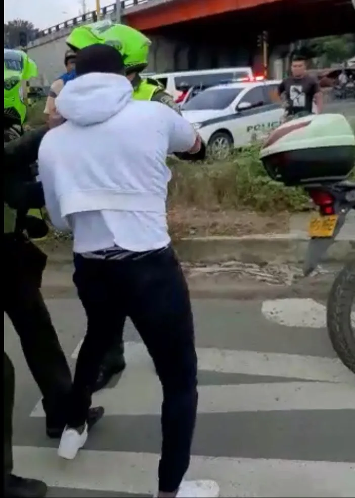 Si eran presuntos ladrones que iban en un taxi, la gente los persiguió y la policía los capturó entre Cali y Jamundí