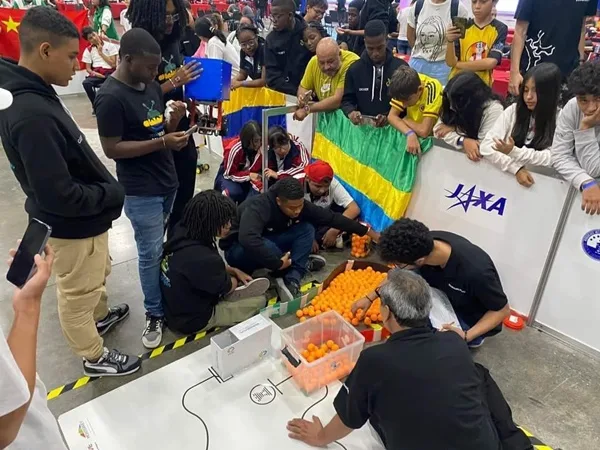 ¡De Chocó para el mundo!: jóvenes vendieron lechona para viajar a México  y ganaron torneo de robótica