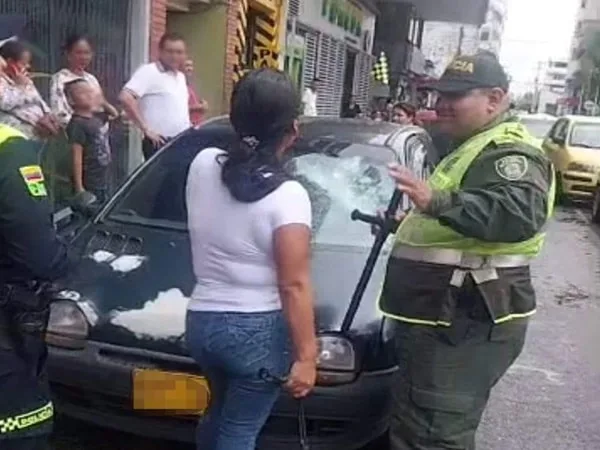 Mujer furiosa destruyó vehículo de su expareja, al parecer, sería por celos