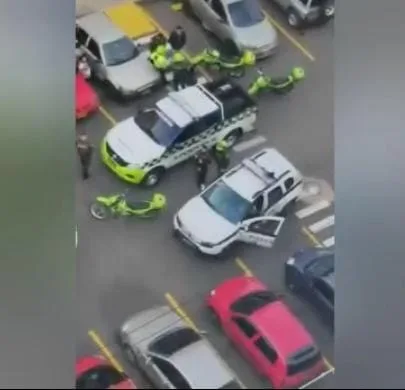 Policías atendiendo el llamado de emergencia en Torres de Iguazú II