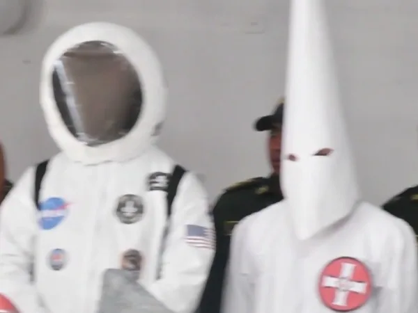 En 2019 un estudiante de la escuela de Policía Simón Bolívar de Tuluá se disfrazó de un miembro del Ku Klux Klan