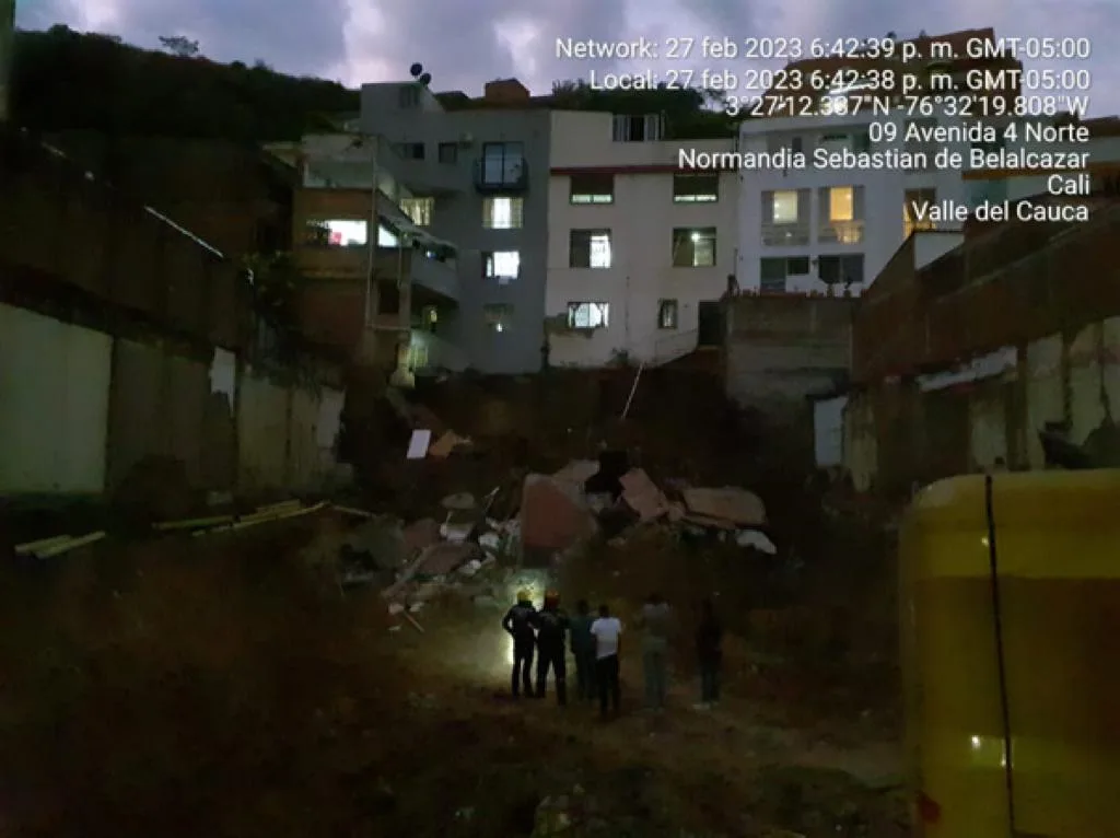Evacuaron a más de 20 personas tras colapso de un muro, en Cali