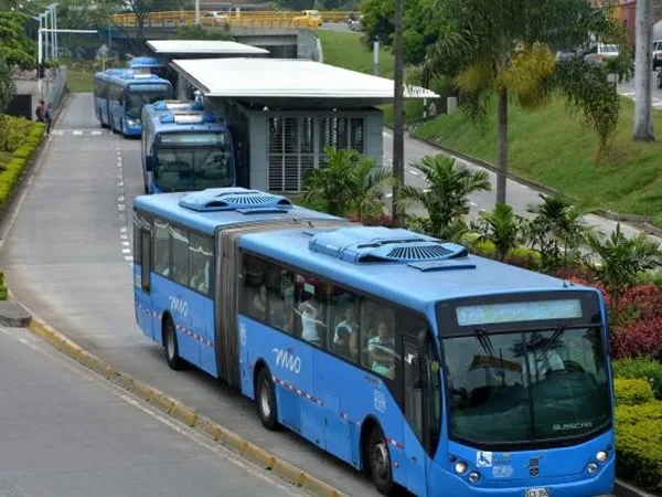 Dos trabajadores informales se enfrentaron a cuchillo en un bus del MIO: uno de ellos murió.