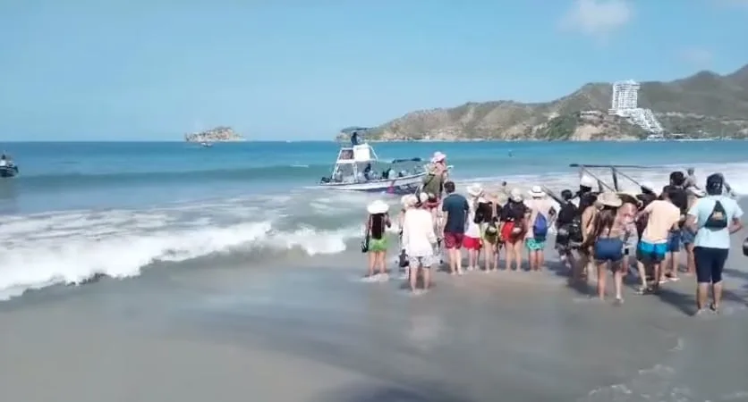 Una lancha se volteó en El Rodadero de Santa Marta con 15 personas a bordo.