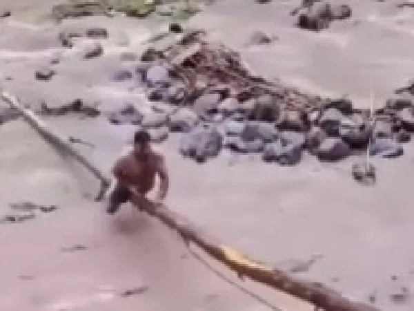 Hombre arriesgó su vida para salvar la de su perro, en el río Combeima.