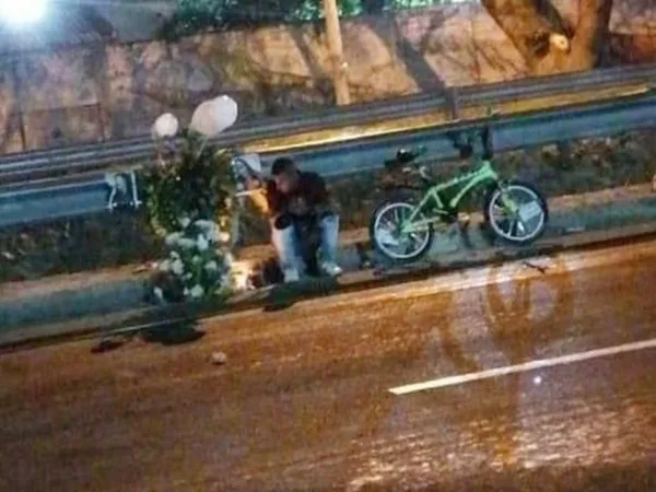 Amigo de una de las víctimas del accidente en Gaira visita a diario el lugar de la tragedia, le lleva flores para recordarla