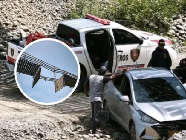 Carro cayó de un puente colgante en Antioquia.