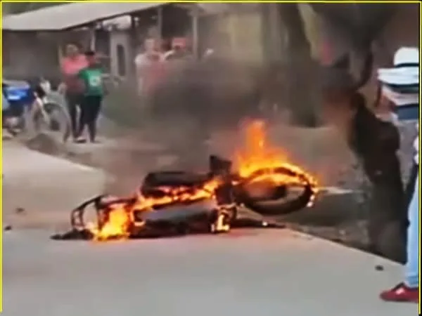 Tras encontrarlo con la amante la novia lo confrontó, pero él solo se fue y abandonó la moto en plena carretera, fue allí cuando la incineró lanzándole gasolina.
