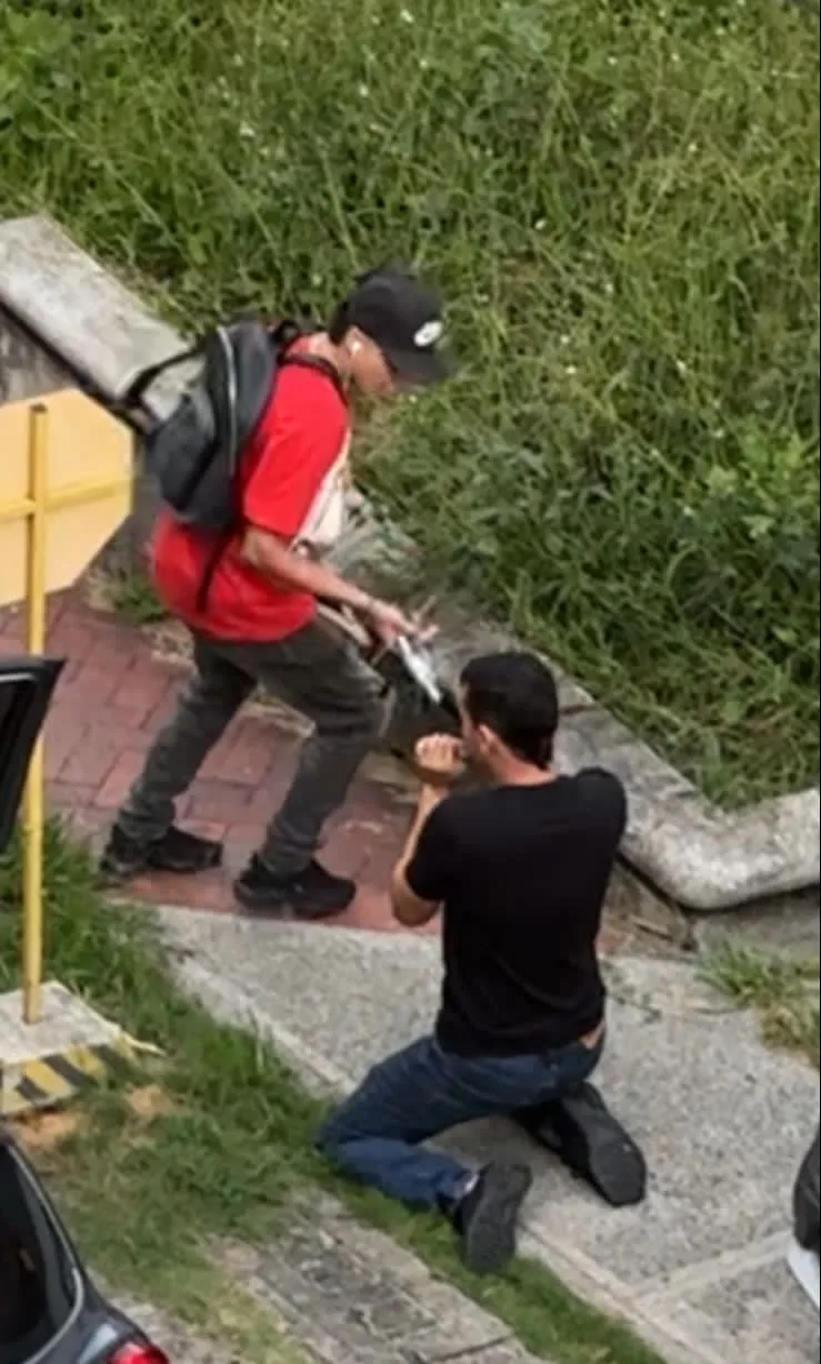 De rodillas mientras el ladrón le apuntaba: indignante robo en Cali, iban en moto y con parrillero