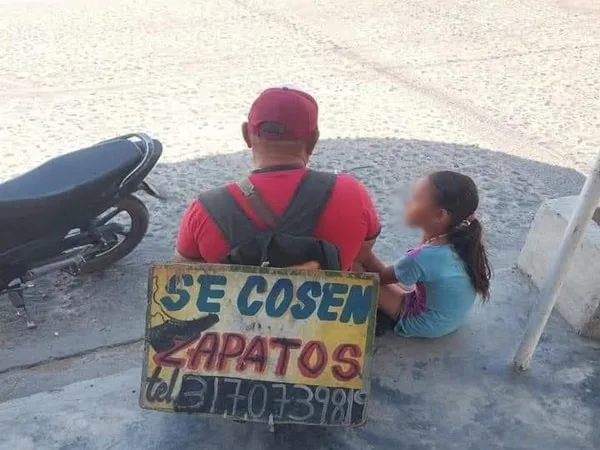¡Por un mejor futuro! "Se cosen zapatos” el trabajo de padre e hija, recorren kilómetros en bajo el fuerte sol