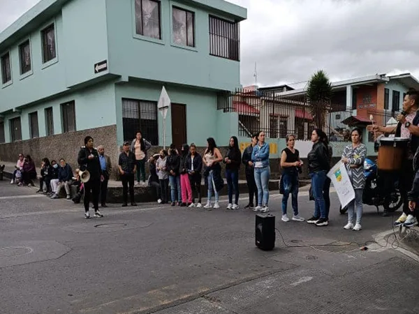 Padres de familia del colegio la Rosa bloquearon carrera Cuarta por reducción de planta docente