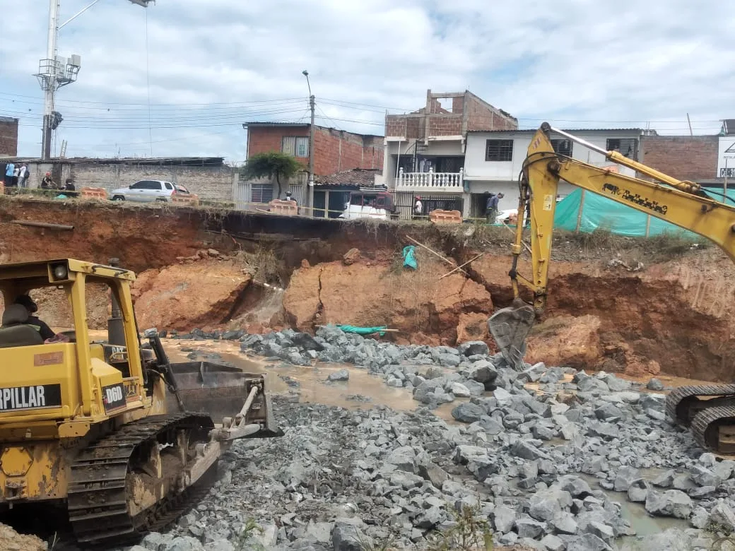 Daño de tubo de agua en Juanchito, ha generado fuertes trancones