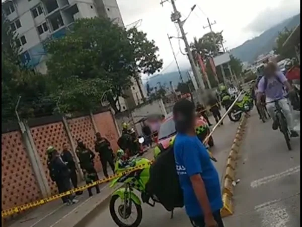 La víctima iba en su carro, cuando fue abordados por desconocidos que le propinaron varios disparos.