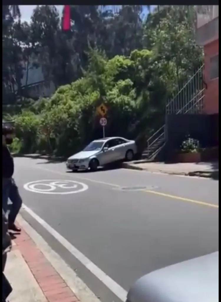 bajó el carro por un callejón