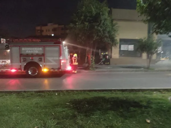 En Pasto desconocidos llegaron hasta cambuche que albergaba a habitantes de calle y le prendieron fuego