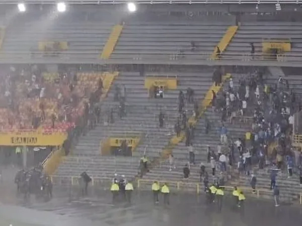Ni la granizada en Bogotá detuvo el enfrentamiento entre hinchas de América y Millonarios en El Campín