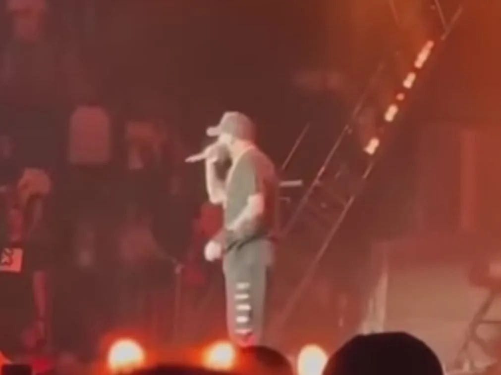 "Me sentía vacío" : Reguetonero pidió perdón en pleno concierto por el contenido de la letra de su canción "Pepas"