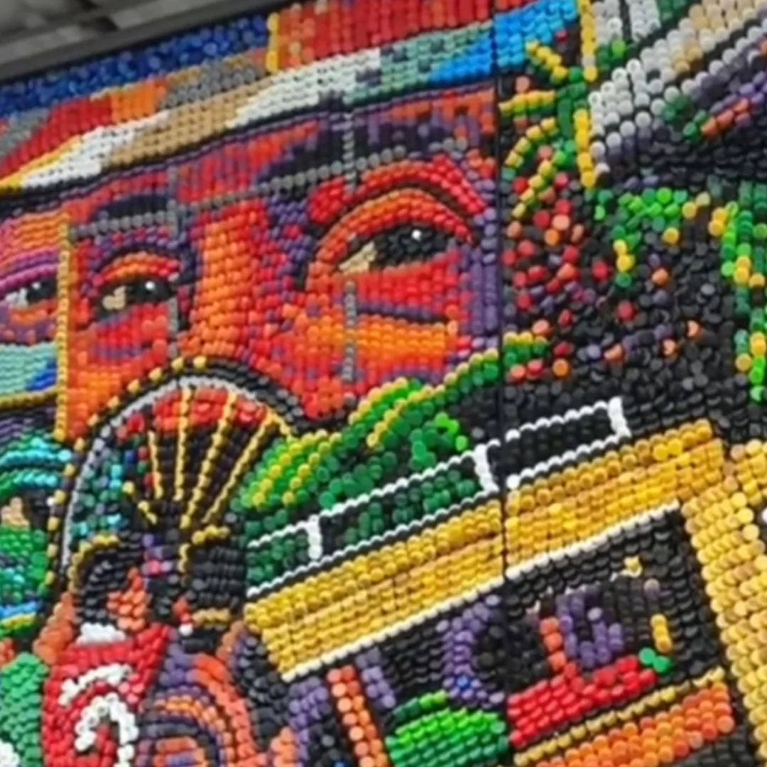 Silomira mural de tapitas en Siloé