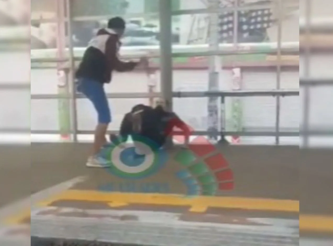 La terrible escena en una estación del MIO: con arma blanca uno atacando al otro, nadie intervino