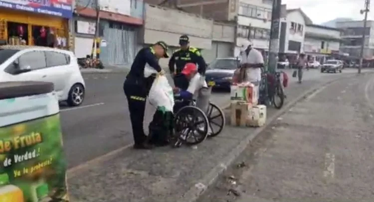 Para ese 'palo de hambre': la labor del Policía en Cali que entrega mercados a personas que más lo necesitan
