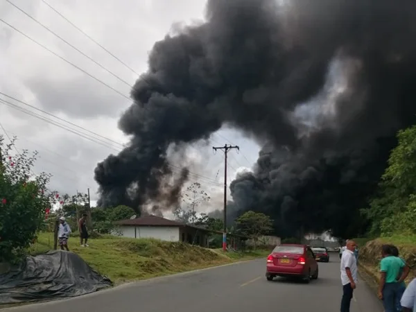 Voraz incendio en vía a Tumaco por instalación de válvula ilícita en Oleoducto Transandino