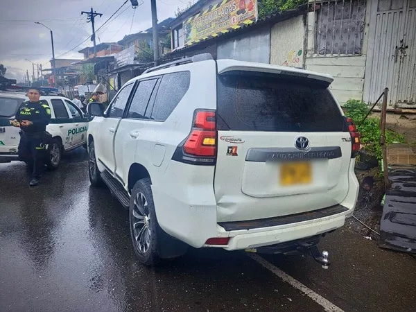 Los indiciados fueron capturados en flagrancia a través de la señal de ubicación del dispositivo GPS instalado en la camioneta de alta gama.