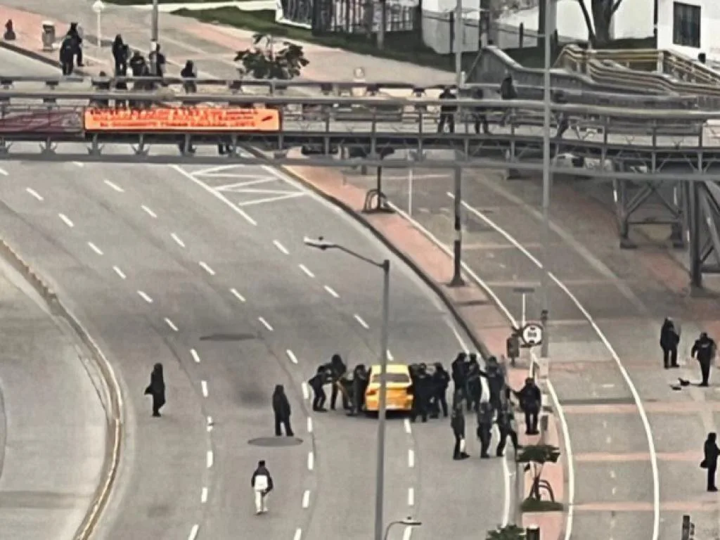A policía herido en Bogotá lo tuvieron que trasladar en Taxi, en la Universidad Nacional