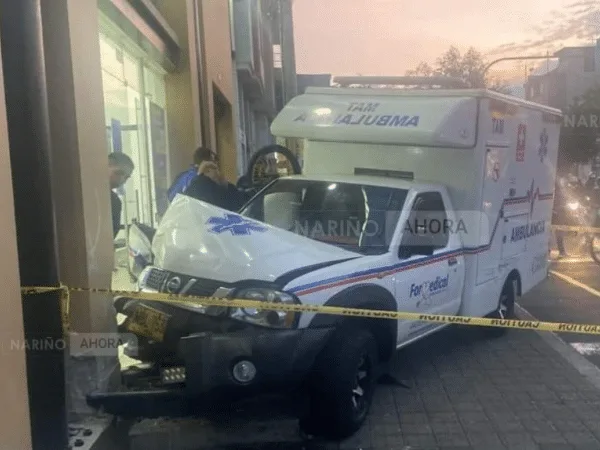 La ambulancia habría colisionado en medio de un llamado de emergencia en Pasto.