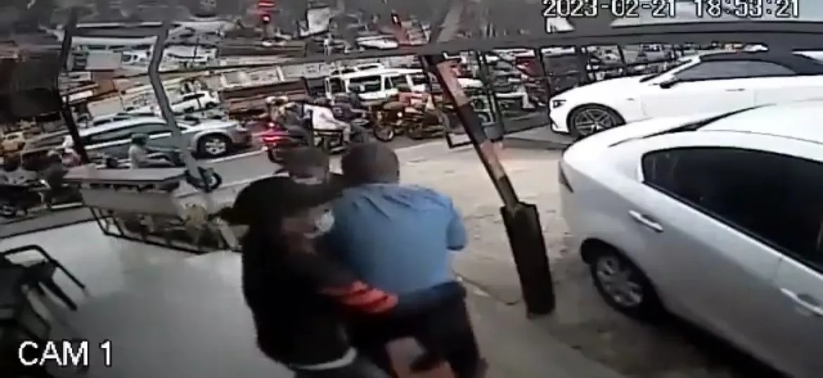 En la calle 5 en Cali: entraron tres ladrones a la compra venta, apuntando con armas, tenían gorras y tapabocas