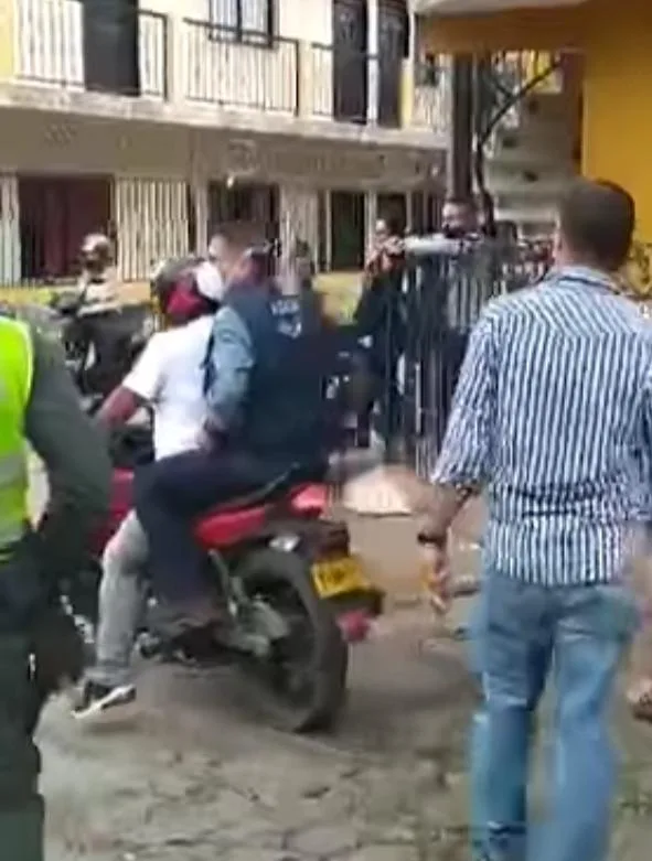 alcalde de Cali de parrillero en moto
