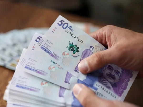 Dinero colombiano.