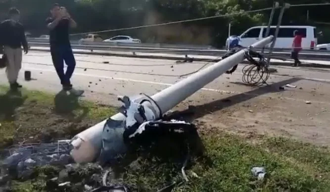 El carro quedó partido en ‘la Curva del Diablo’, pero el conductor se salvó