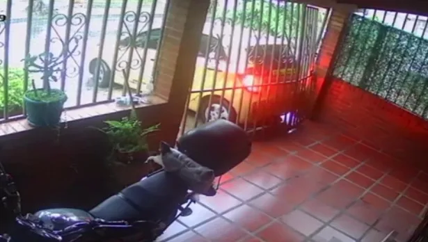 Taxista dañó una reja en el barrio El Caney y huyó del lugar