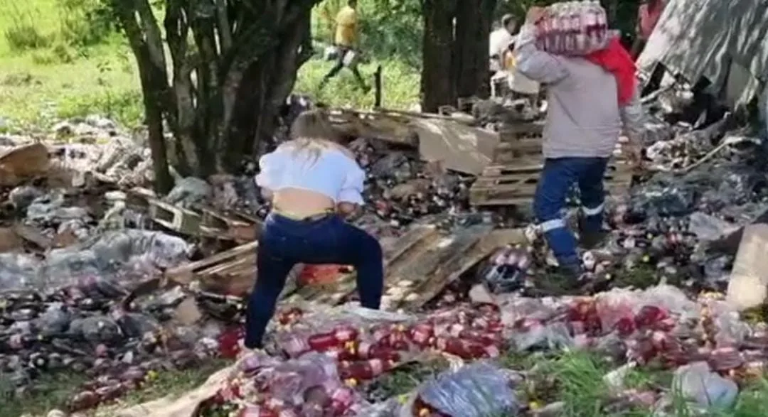 Terminó volcándose y "dejando la mercancía votada".