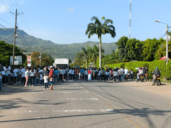 Estudiantes y padres de familia cerraron la vía Panamericana en Remolino por falta de profesores.