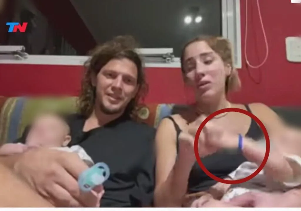 Le quitaron el lazo al bebé para cambiarlo y ya no saben cuál es cuál: la historia de una pareja con gemelos