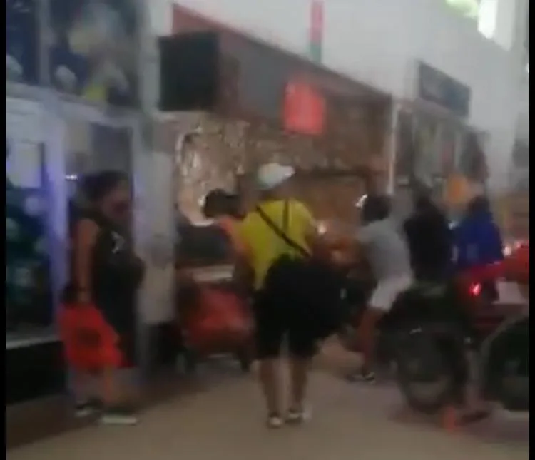 "¿Piensan acabar con nuestra trabajo?": Mototaxistas de Santa Marta protestaron contra prohibición de parrillero hombre