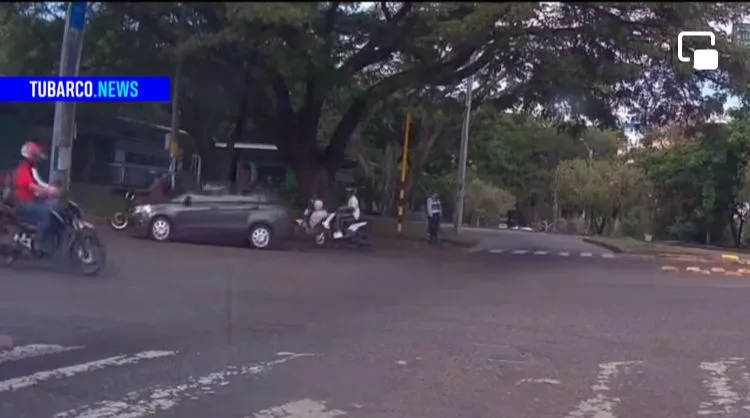 Camionetas por el carril del MIO, motos parqueadas en las vías; _¿pasándose a las autoridades por la
