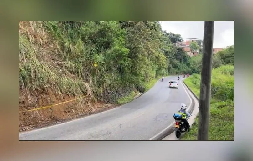 vía al mar caída de roca lluvias Cali