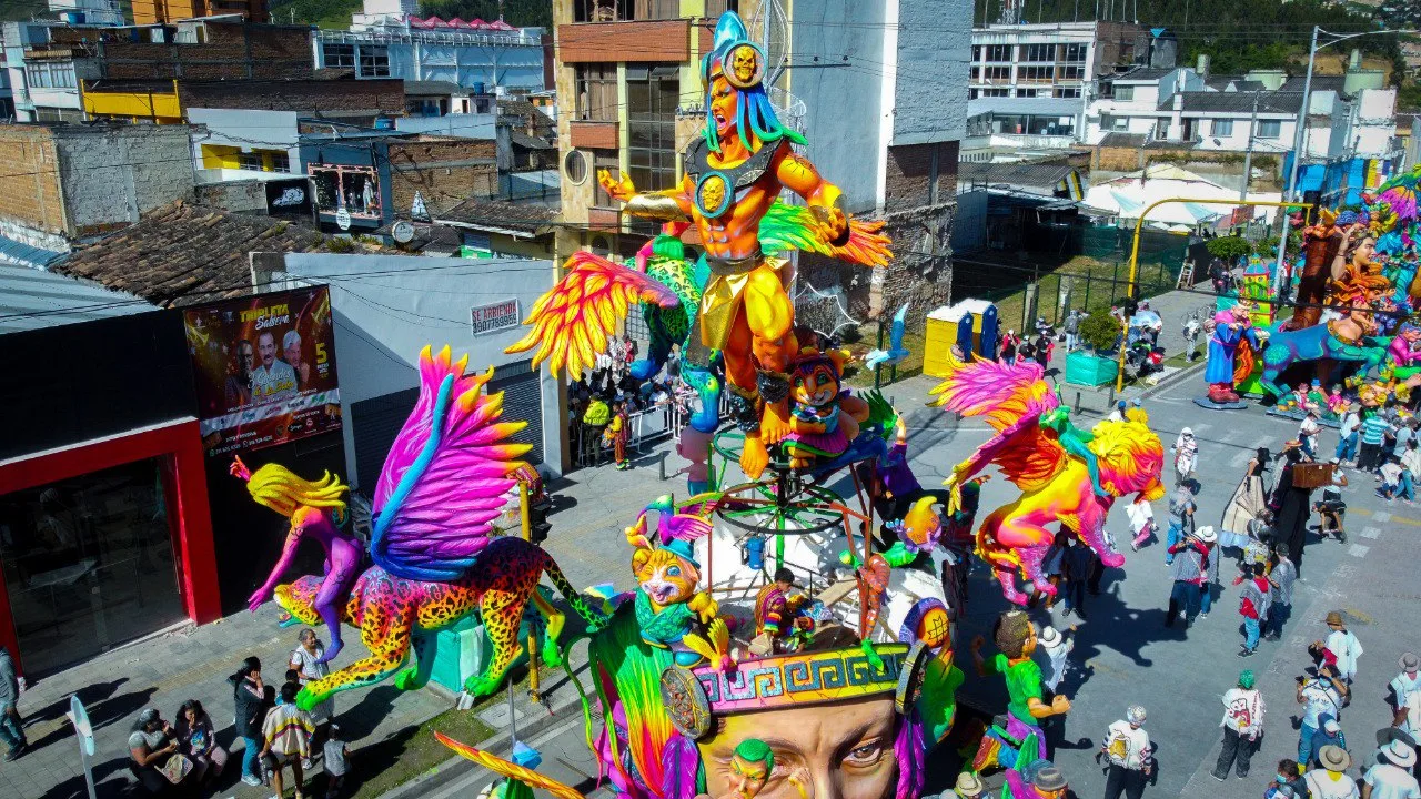 Las majestuosas carrozas que llenaron de arte y color al pasaje del Carnaval