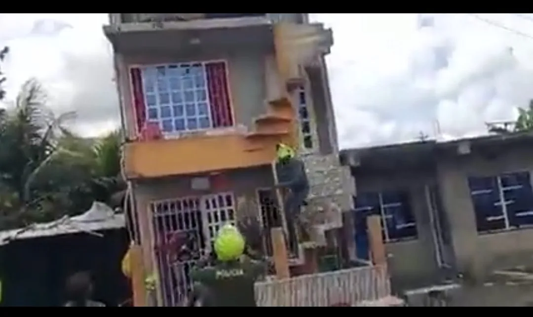 policías