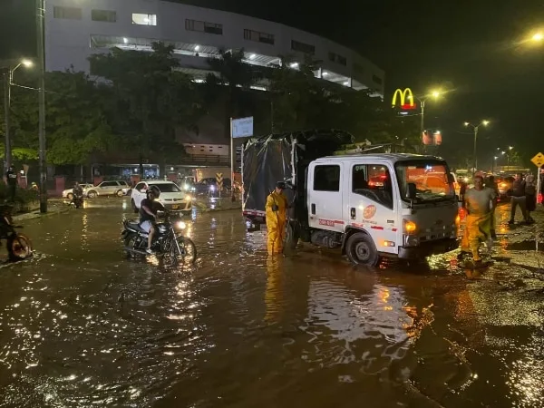 Cali vivió momentos de angustia tras el torrencial aguacero que colapsó las vías del norte de la ciudad.