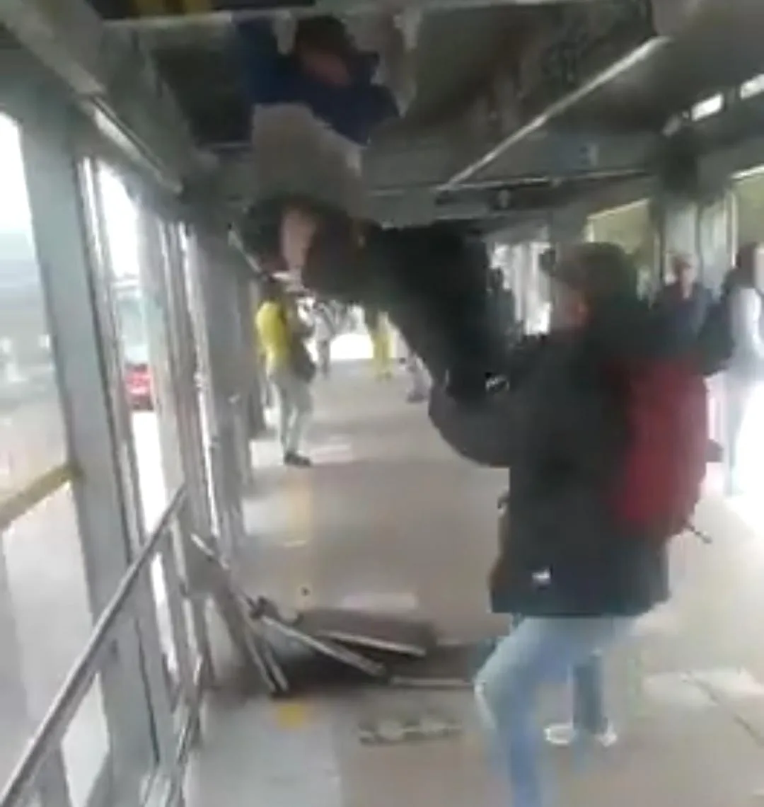 "Casi se llevan el techo", pero ciudadano frustró robo en estación de Transmilenio