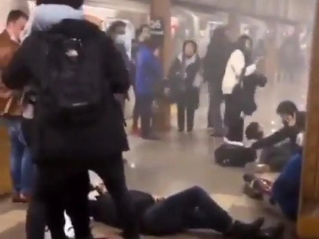 Terror en el metro de Brooklyn: tiroteo, heridos, un enmascarado y una bolsa con un extraño contenido