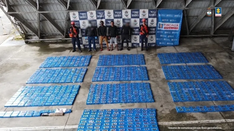 Tres hombres fueron sorprendidos transportando una tonelada de cocaína en una lancha en Buenaventura.